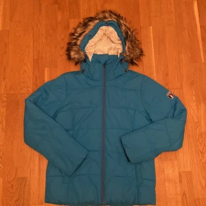 Skidjacka Newport Strl. 38 - Välhållen skidjacka från Newport, trasig hängare, annars hel. Bra skick