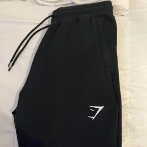 Gymshark sweatpants - Jag säljer mina nyligen inköpta Gymshark sweatpants från Plick. Säljes vidare på grund av fel storlek. Köptes för 350 kr så säljes ny för 250🤩