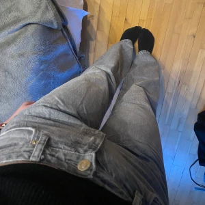 Midwaist Zara Jeans - Midwaist Jeans ifrån Zara i storlek 36!💓 Är ca 177cm lång och dessa passar perfekt i längden, säljer pga att de inte kommer till användning💓
