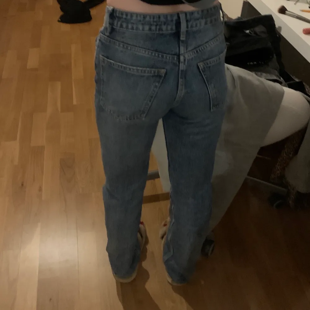 ⚠️DOM FINNS KVAR⚠️Dessa ursnygga populära jeansen från zara! Midrise full length modellen som inte säljs längre! Första bilden är lånad💕 🙏. Jeans & Byxor.