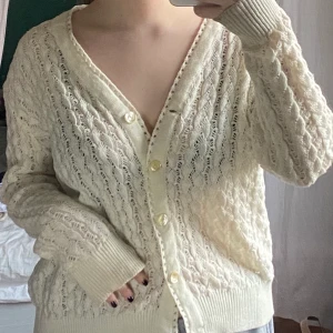 Mysig vit kofta!🤍 - Så söt vintage kofta!🌟🤍 Köparen står för frakt📦 Köp ej direkt❗️