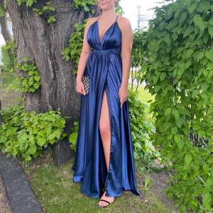 Marinblå balklänning med öppen rygg och slits🤩 passar både S och M 