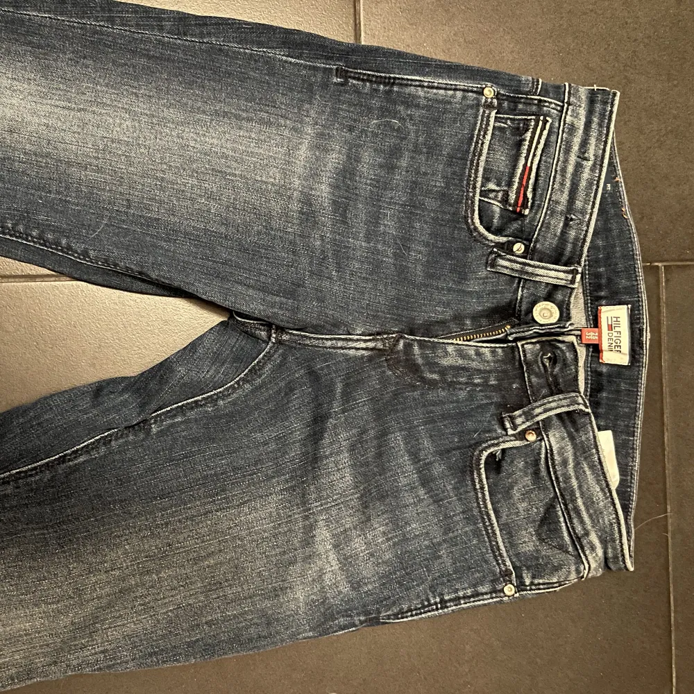 Blåa jeans från Tommy Hilfiger storlek W25L32. Använda endast ett fåtal gånger. Skulle säga att dom är medium- eller low waist.. Jeans & Byxor.