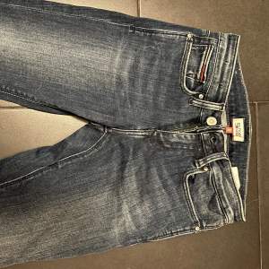 Blåa jeans från Tommy Hilfiger storlek W25L32. Använda endast ett fåtal gånger. Skulle säga att dom är medium- eller low waist.
