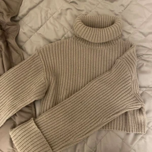 Stickad tröja med polokrage - Stickad tröja med polokrage. Knappt använd