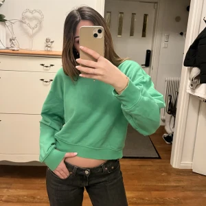 Sweatshirt Zara - Jag säljer nu min super sköna sweatshirt då den inte kommer till användning. Den är croppad och har en söm detalj på ryggen som syns på bild 2🤎 Det är storlek S. Jag säljer för 50kr + frakt💓