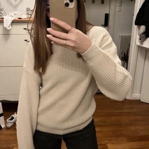 Stickad tröja  - Säljer denna super sköna stickade tröjan i storlek S som är lite oversize då den inte kommer till användning💓60kr + frakt😊