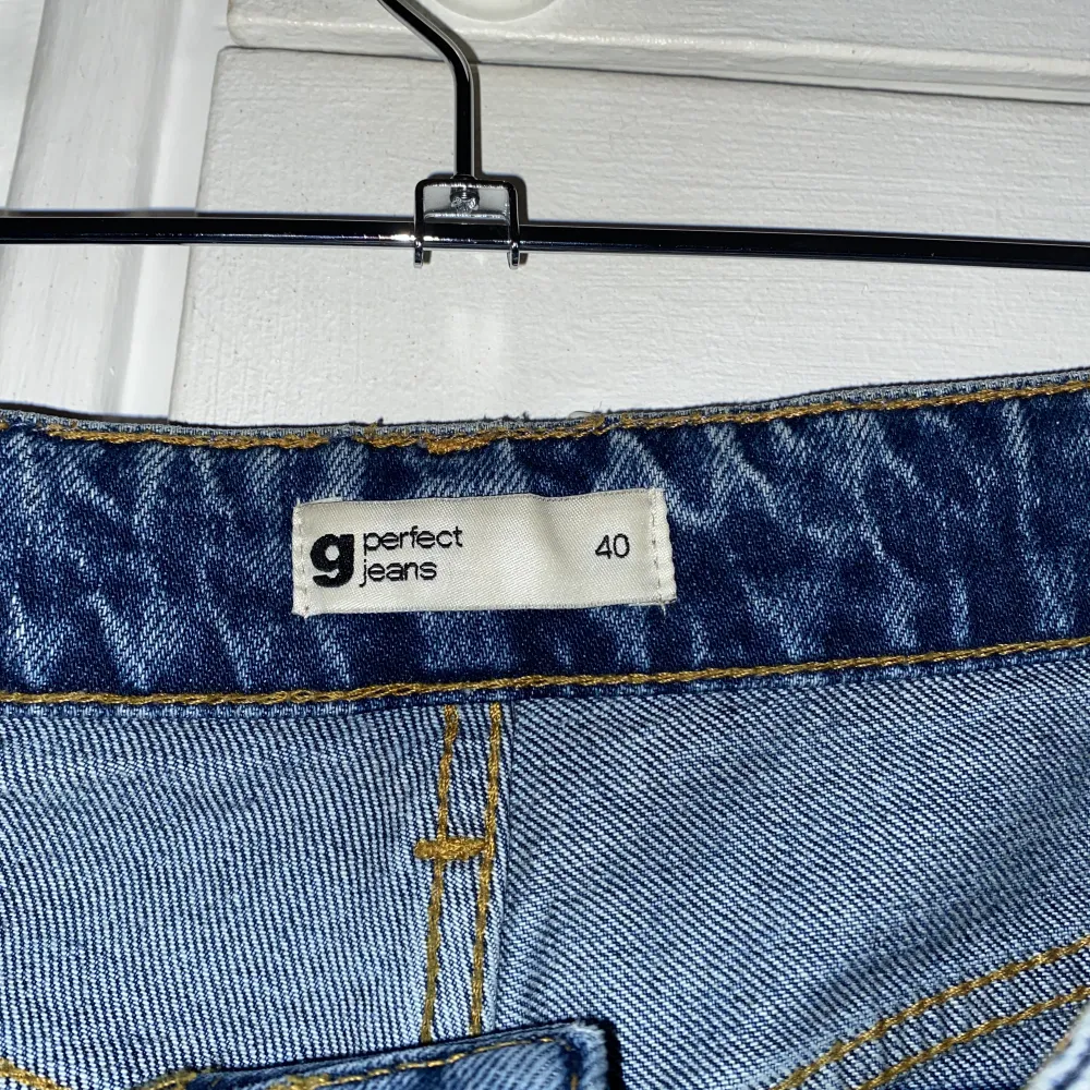 Ett par jeans från Gina tricot. Aldrig använda. Köpta för 500kr, säljer dem för 250kr. Storlek 40.. Jeans & Byxor.