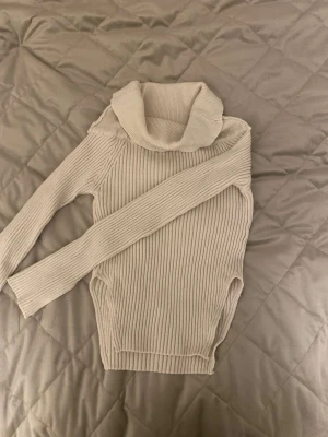 Stickad tröja med slitt - Stickad tröja med alitt. Knappt använd