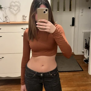 Topp H&M - Jag säljer denna bruna snygga topp från hm🤍. Som inte finns kvar på hemsidan🤎🤎. Mitt pris 60kr +frakt