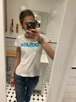 200s topp - Väldigt gullig Adidas baby tee som jag nästan aldrig använt. Den är i nyskick och väldigt vacker! Väldigt fin med ett par lågmidjade jeans💕