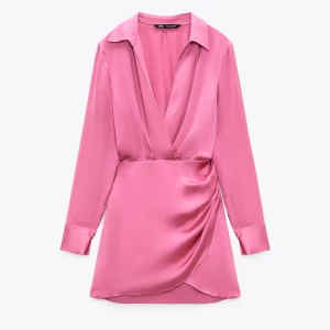 Rosa satin Zara klänning - Fin satin klänning från Zara som aldrig kommit till användning. Köpt för 400kr.   Säljer även en likadan i vit. 