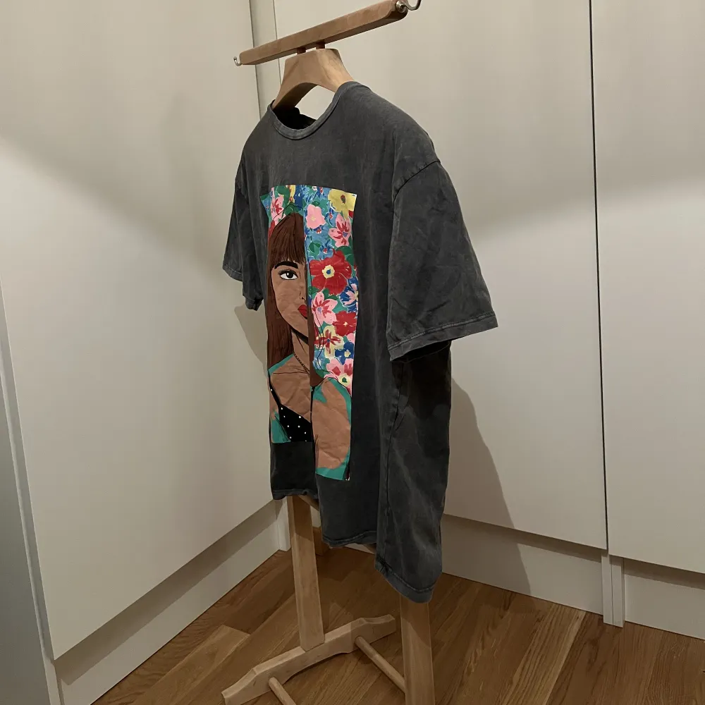 T-shirt från Zara Storlek Medium Pris : 100kr. T-paidat.