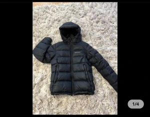 Jacka peak performance  - Peak performance jacka i nyskick. Storlek L men passar M/S mer. Köptes för strax 3000kr säljer för 2100kr kan gå ner i pris vid snabbaffär.
