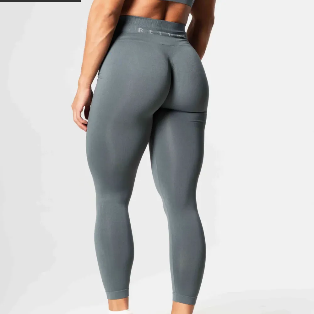 Relodes prime scrunch tights i en jätte fin grön färg, använda endast en gång på gym!! Så som nya! Säljer eftersom jag tyvärr inte fick användning av dom. (NYPRIS:699KR). Jeans & Byxor.