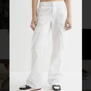 Vita cargo pants fr H&M - Aldrig använda pga för stor för mig