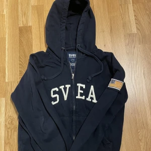 Superfin Svea kofta - Superfin mörkblå Svea kofta! Använd några gånger men fortfarande i bra skick. Storlek M! Originalpris ca 500 kr