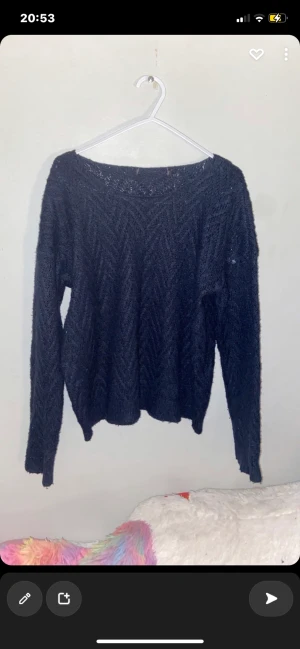 Tröjor - Säljer båda för 100kr plus frakt 40kr  Säljer då det inte är min stil