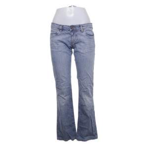 skitsnygga lågmidjade jeans, verkligen perfekta!⚡️midjemåttet är 73cm och innerbenslängden är 84cm, skriv om du vill köpa 🙏