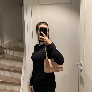 Väska från Zara - Helt ny väska från zara. Aldrig använd!  Väskan är i en puderrosa/beige färg och kedjan är guldfärgad.  Superfin till våren/sommaren! 🎀🌷