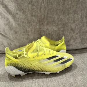 Adidas ghosted gul  - Skorna är använda ett fåtal gånger men annars jätte fin skicka på dobbarna och inga sprickor, stl 41/5 på dem. Nypris på skorna är 2100