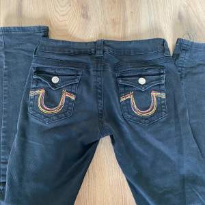 Säljer dessa lågmidjade true religion jeans hittade på sekendhand💗strl s/34💗 köpare står för frakt! Skriv privat för fler bilder!💗