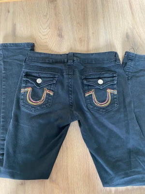 True religion jeans - Säljer dessa lågmidjade true religion jeans hittade på sekendhand💗strl s/34💗 köpare står för frakt! Skriv privat för fler bilder!💗