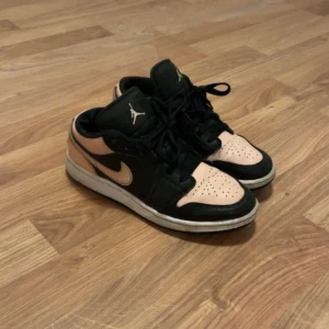 Jordan 1 low - Säljer nu mina älskade jordans❤️ Dom är i hyfsat bra skick därmed priset❤️