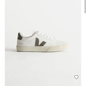 Veja skor - Säljer typ helt nya veja skor eftersom de typ aldrig kommit till användning 💕🙌🏼 