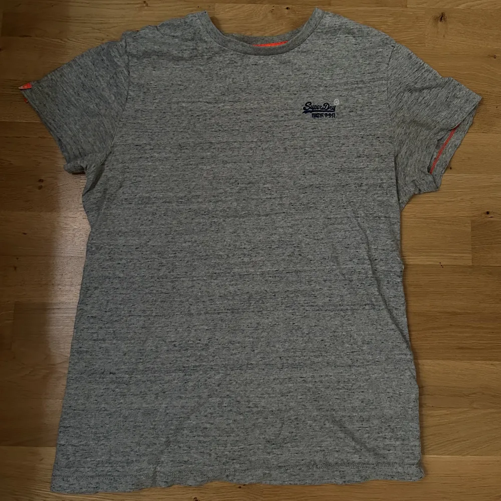 SuperDry T-Shirt Grå, knappt använd💯 Storlek: Small Färg: Grå  Märke: SuperDry. T-shirts.