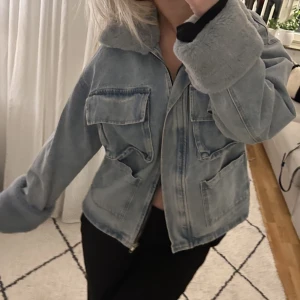 Vårjacka  - Så fin jacka från Boohoo💗 väldigt bra skick!!