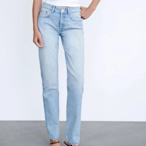 Zara jeans - Superfina low/midwaist zara jeans i en ljusblå färg!!🙌🏼
