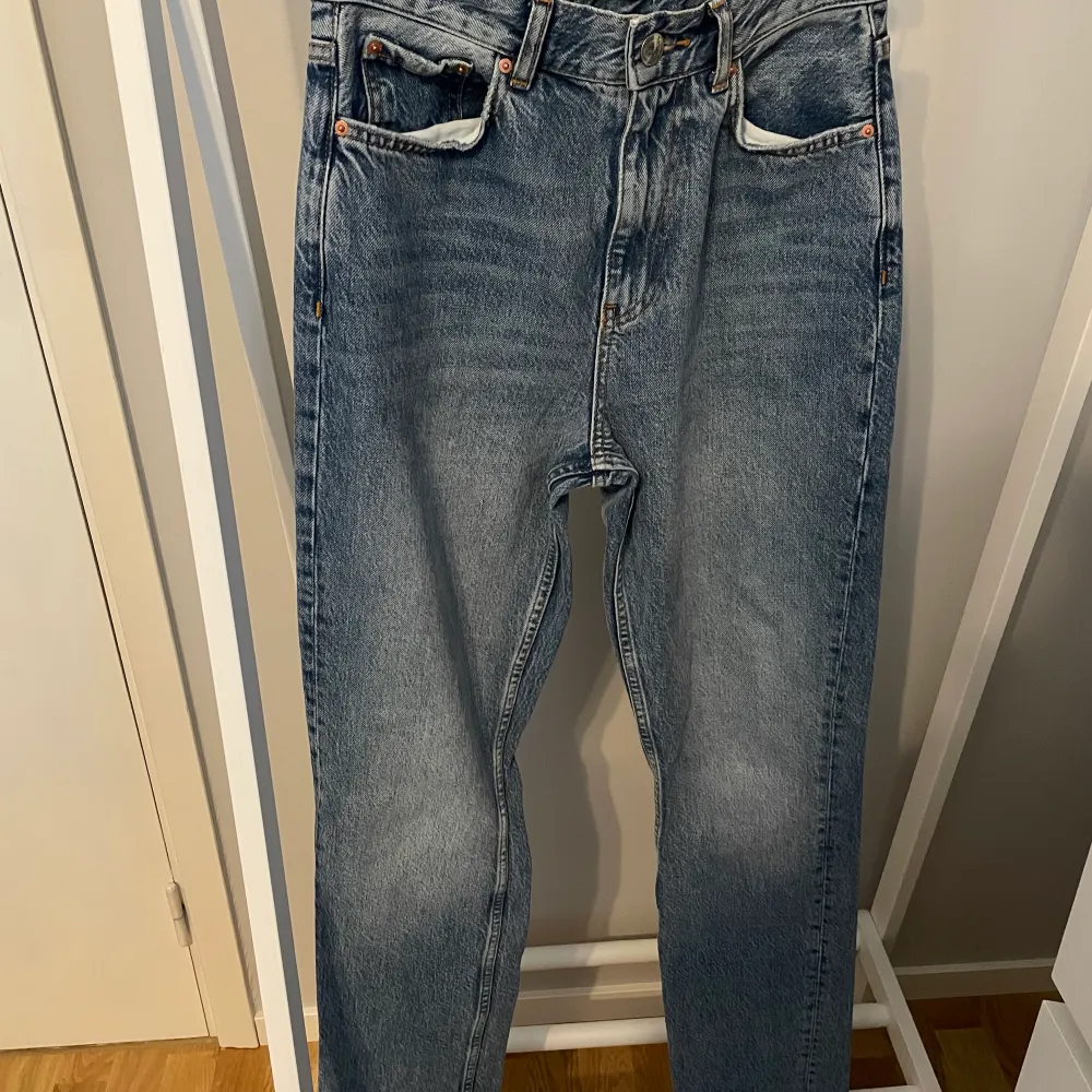 Full length jeans i färgen mid blue från Gina. Storlek 36, använda fåtal gånger så mycket bra skick!✨Köparen står för frakten, kan mötas upp i Kalmar. Jeans & Byxor.