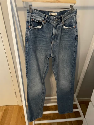 Full length jeans Gina Tricot - Full length jeans i färgen mid blue från Gina. Storlek 36, använda fåtal gånger så mycket bra skick!✨Köparen står för frakten, kan mötas upp i Kalmar
