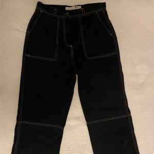 Svarta byxor med kontrasterande söm från Junkyard - Skitsnygga till tex festivaler. Använda en hel del men inga defekter. Finns inte att köpa längre. Minns inte nypris men pris kan diskuteras.  Skickar fler bilder vid förfrågan.