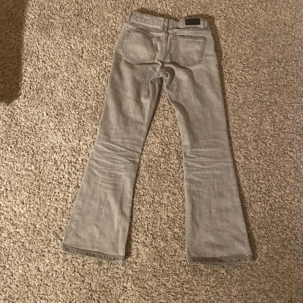 Säljer super fina jeans!😻 de är från Gina tricot. De är lite små på mig så säljer de💗 änvända ungefär 5 gånger😊 storlek: 158🤩. Jeans & Byxor.