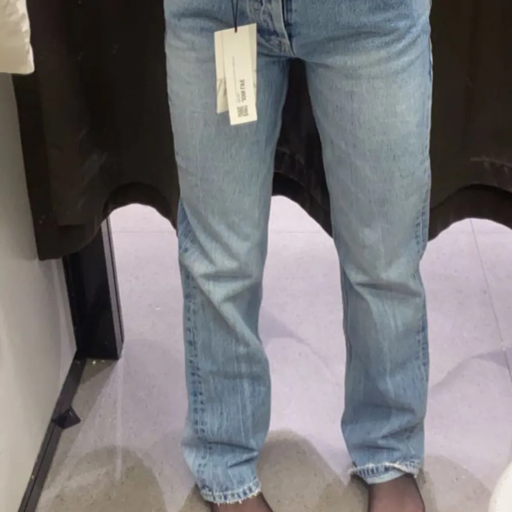 Super fina mid rise jeans från zara! Mycket bra skick! Säljer då dem inte passar mig längre💕 midjemått: 72cm Innerbenslängd: 80cm. Jeans & Byxor.