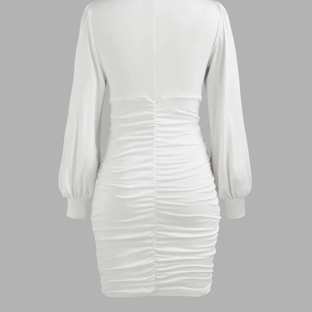 En vit klänning från cider i storlek M men passar även S. Kan vara lite genomskinlig bak, men inte direkt något man tänker på. Puffärmar.. Klänningar.
