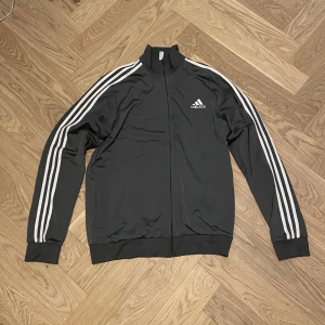 Adidas zip tröja⁉️ - Grå, var skicka använd typ 3 gånger, ny pris: 500kr, köpt på JD, bra passform, passar till 180+, frågor?😄💯