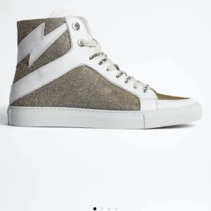 Zadig sneakers - Säljer mina super coola sneakers från Zadig et Voltaire, färgen på lädret har gått bort lite på innersidan av skon (bild 3) men annars i helt nytt skik. Säljer direkt för 2300 kr!! Enbart använda 2 ggr.💕