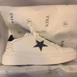 Skor med stjärnor  - Säljer dessa super snygga skorna från Tata Italia🤍🤍 första bilden är lånad! Skorna är använda men fortfarande i bra skick. Därav priset, 270 inklusive frakt. 🤍