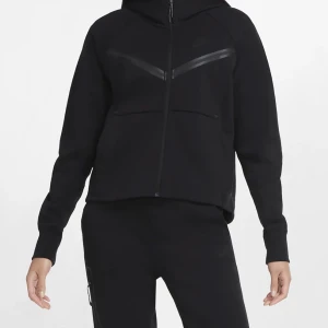 Nike tech tröja  - Säljer då denna Nike tech tröjan då den inte kommer till användning längre, den är köpt för 1300 på Nikes hemsida och är i nyskick❣️kan bytas mot en röd Nike tech 