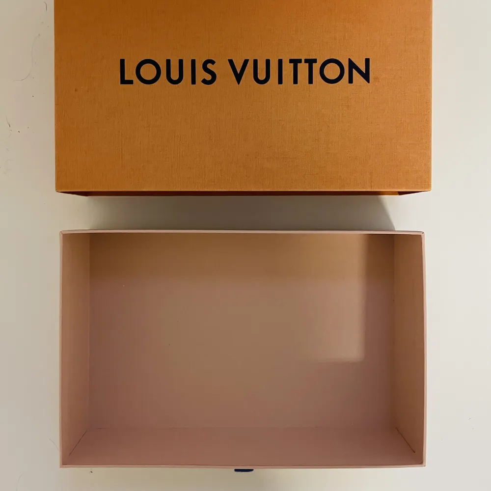 Äkta Louis Vuitton Box. Mått 22 cm X 14 cm. Köptes i samband med en väska i Paris.  Funkar fint som en inredning.  Frakt 29kr.. Väskor.