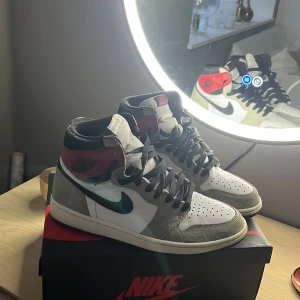 Jordan 1 high smoke grey - Använda väldigt sparsamt vredesmods ingår. Har kvitto från footlocker. Cond: 8/10