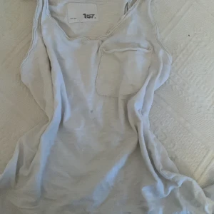 Vit tröja - Vit tröja från lager 157 med en ficka på bröstet🤍
