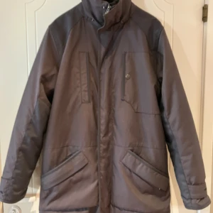 Vinterjacka Peak performance  - Vinterjacka herr med två jackor i en. Den tunnare jackan kan tas bort eller sättas i beroende på hur varm man vill ha den. Jackan är blå/grå och har storlek Small Nyskick 