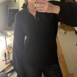 Tröja med zip - Svart stickad tröja med zip, aldrig använd lappen kvar 
