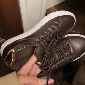 Sneakers från Nelly  - Använt en gång men ser helt nya ut, säljer då de är för små. Strl 38 men små i storleken. Original pris 399kr mitt pris 100kr 