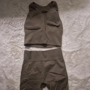 Tränings set - Säljer detta då jag inte använder de🤎Väldigt bra material och i en fin brun färg🤎Står ingen storlek vad jag kan se men jag uppskattar den som en S/liten M🤎Uttagbara ilägg i toppen🤎Skickas med S påse eller spårbar frakt beroende på om de får plats i påsen🤎