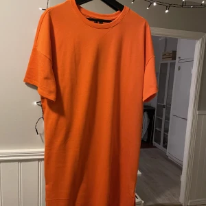 T-shirtklänning - T-shirtklänning från Vero Moda i storlek M. Har slits på båda sidor. Aldrig använd, prislapp kvar. 